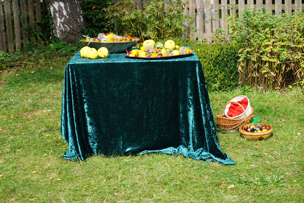 Tisch mit Herbstgestecke. Bild © Perkowski