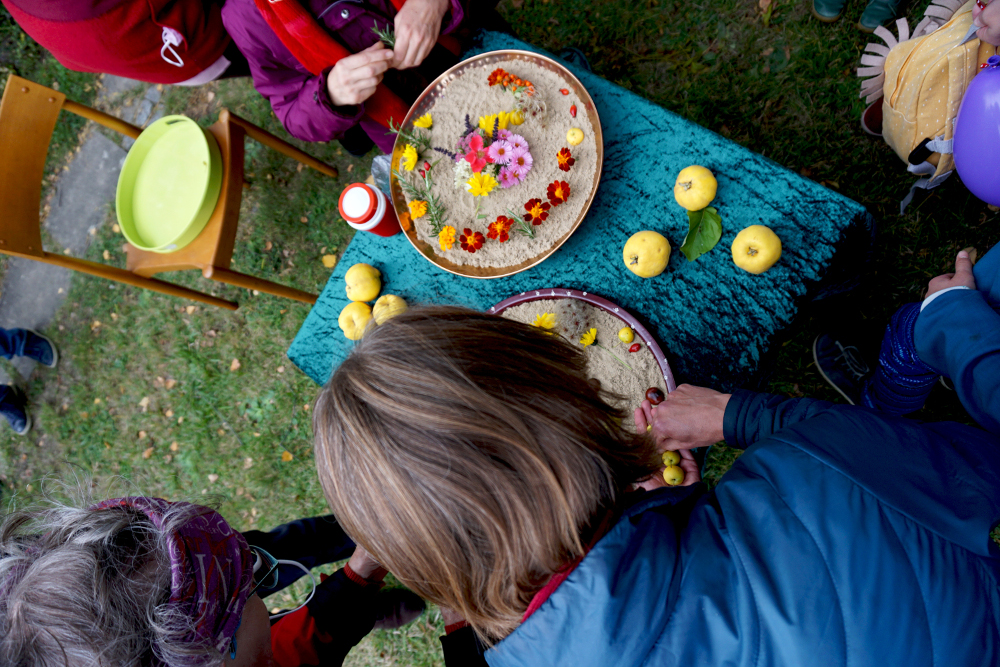 An diesem Tisch konnten Gottesdienstbesucher:innen Herbstgestecke legen. Bild © Perkowski