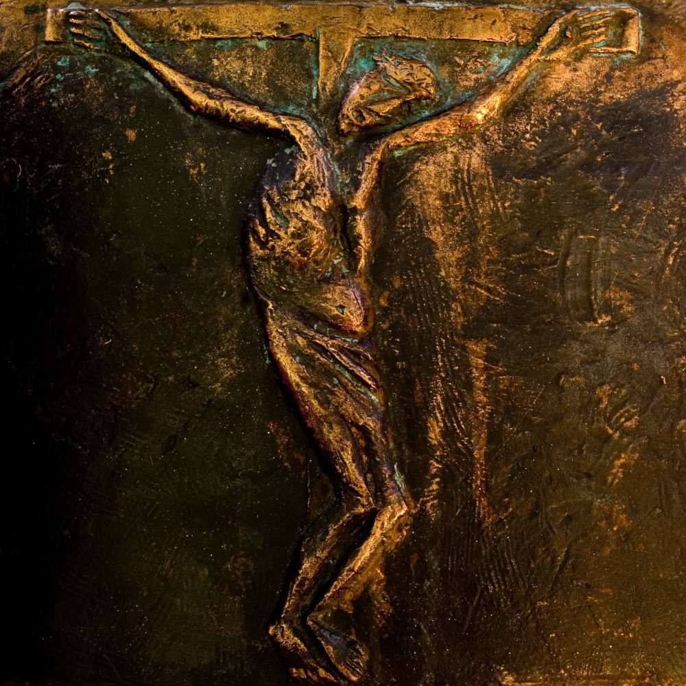 Detail vom Taufbecken :: Jesu Kreuzigung :: Bild © Jack Simanzik