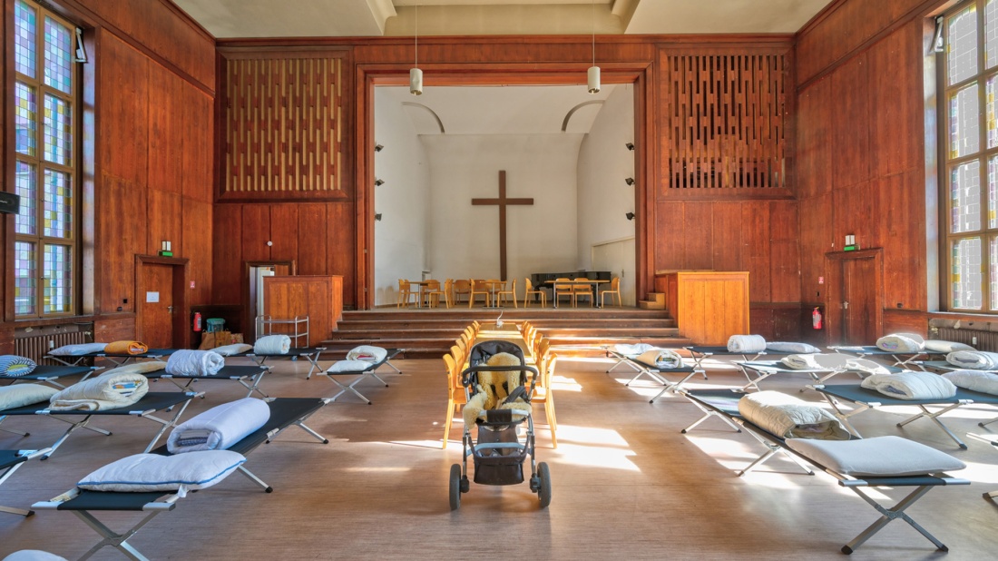 Gemeindesaal der Markus-Gemeinde: Notunterkunft mit Feldbetten. Bild: Klaus Böse