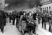 Bild Soldaten der Waffen SS führen Juden ab. Entnommen der Website von Yad Vashem mit dem Thema Jüdischer Widerstand während des Holocaust: 80 Jahre seit dem Aufstand im Warschauer Ghetto
