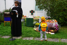 Pfarrerin Gabriele Wuttig-Perkowski beim Psalmlesen im Erntedank-Gottesdienst mit kleinem Gottesdienstbesucher. Bild © Perkowski
