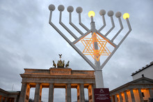 Chanukka-Leuchter vor dem Brandenburger Tor. Bild: Olga Ernst/Wikipedia