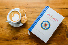 Symbolbild Kaffee, Keks und Bibel. Peter Bongard/Fundus