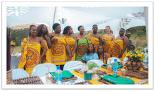 Lydia mit Frauen auf einer Hochzeit in der Tracht der Swasi