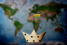 Bild: Pixabay Kranich17 zeigt symbolisches Schiff vor Weltkarte