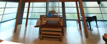 Orgel Spieltisch nach Sanierung | Im Hintergrund der Flügel, der immer einsatzbereit steht. Bild jh