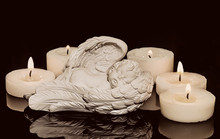 Symbolbild: Engel liegend mit Kerzen. Bild: Myriams-Fotos/pixabay