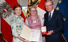 Im Bild: Landeshauptmann Wilfried Haslauer und Landtagspräsidentin Brigitta Pallauf mit Brigitte Zinnburg in der Mitte. Quelle: NL:WGT e.V.