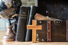 Symbolbild Bibel mit Kreuz & Weltkugel. N. Schwarz/GBD