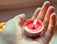 Symbolbild: Kerze in Hand miligerova pixabay