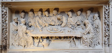 Klassische Darstellung von Jesus und seinen zwölf Jünger, um eine Tafel zum Abendmahlmahl versammelt, als Steinrelief von Heinrich Brabender. Bild: Birgit Arndt/Fundus