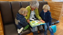 Symbolbild: Oma liest zwei Enkeln vor. Bild dassel/pixabay