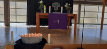 Altarraum mit Kerzenwanne für Friedensgebete. Bild jh