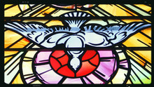 Kirchenfenster Pfingsten Bild: Ehrendreich/pixabay